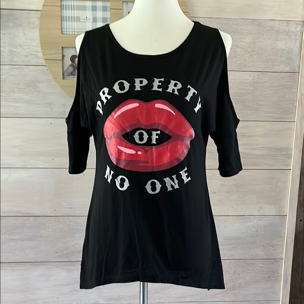 Love Tribe Black Cold Shoulder Top with Red Lips Graphic M
